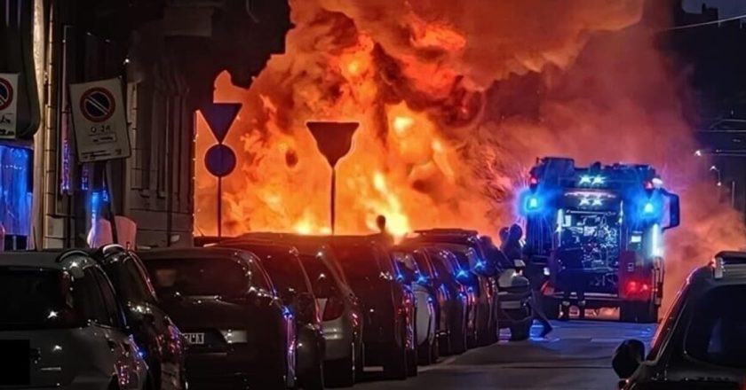 Maxi incendio in Italia, auto in fiamme e persone evacuate: la situazione