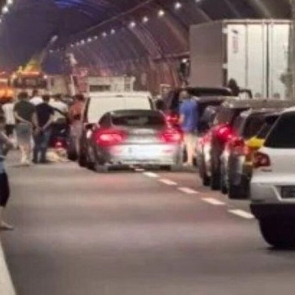 Schianto in galleria, autostrada chiusa e traffico in tilt