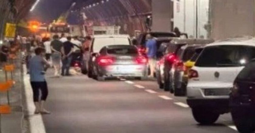 Schianto in galleria, autostrada chiusa e traffico in tilt