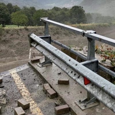 Emergenza in Italia: è crollato il ponte! Statale chiusa e soccorsi sul posto
