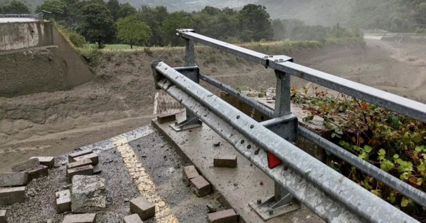 Emergenza in Italia: è crollato il ponte! Statale chiusa e soccorsi sul posto