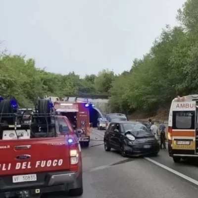 Schianto frontale all’imbocco della galleria: morte tra le lamiere. Soccorsi sul posto