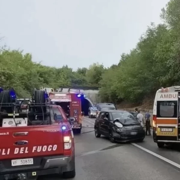 Schianto frontale all’imbocco della galleria: morte tra le lamiere. Soccorsi sul posto