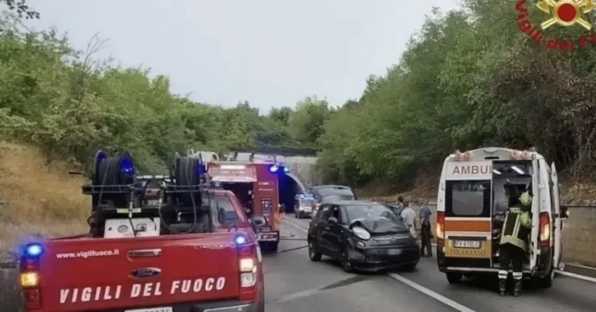 Schianto frontale all’imbocco della galleria: morte tra le lamiere. Soccorsi sul posto