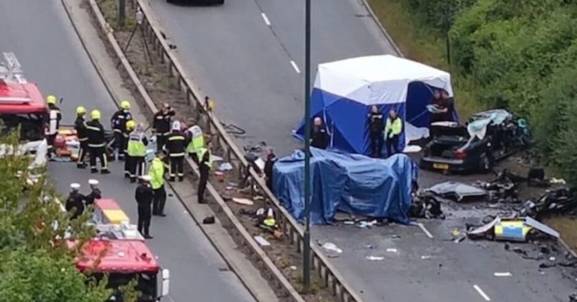 Contromano in autostrada, schianto devastante sulla volante della polizia: 7 morti, tra cui due agenti