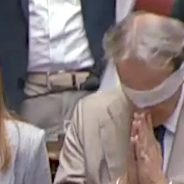Delmastro, la Camera nega l’accesso alle chat: la protesta di AVS con gli occhi bendati in aula