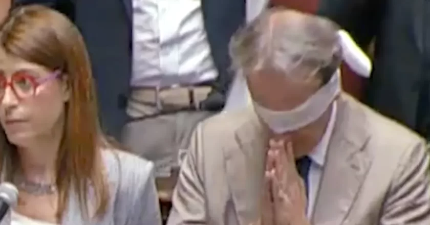 Delmastro, la Camera nega l’accesso alle chat: la protesta di AVS con gli occhi bendati in aula