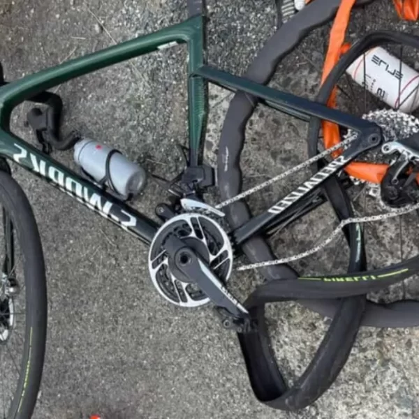 Lanzo Torinese, investe un gruppo di ciclisti dopo una lite: quattro feriti, uno è grave. L’automobilista si è costituito