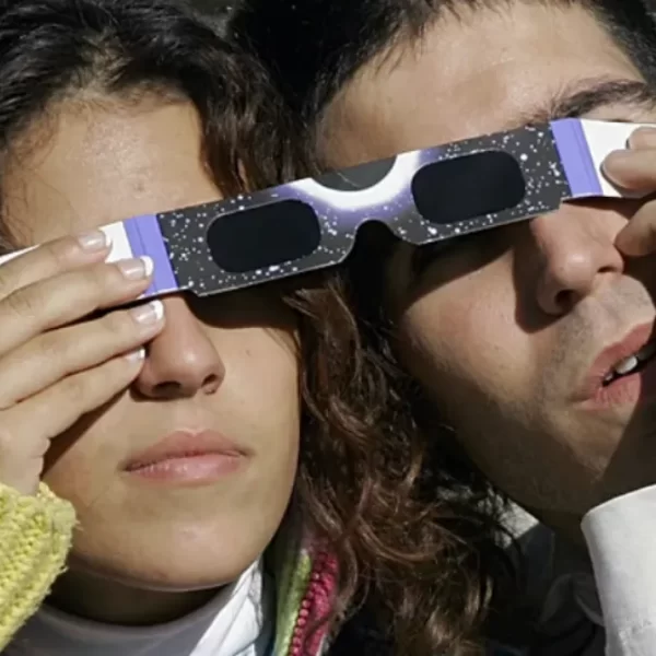 Eclissi 12 agosto senza occhialini: due metodi sicuri per vederla