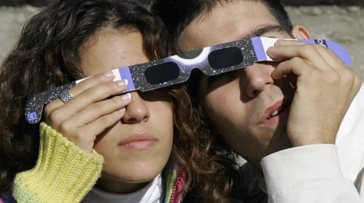 Eclissi 12 agosto senza occhialini: due metodi sicuri per vederla