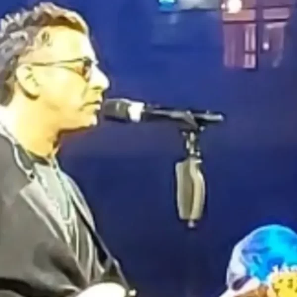 Francesco Gabbani interrompe il concerto a Letojanni per un malore