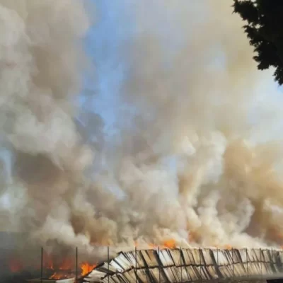 Castelfranco di Sotto, incendio di pannelli fotovoltaici: chiudete le finestre