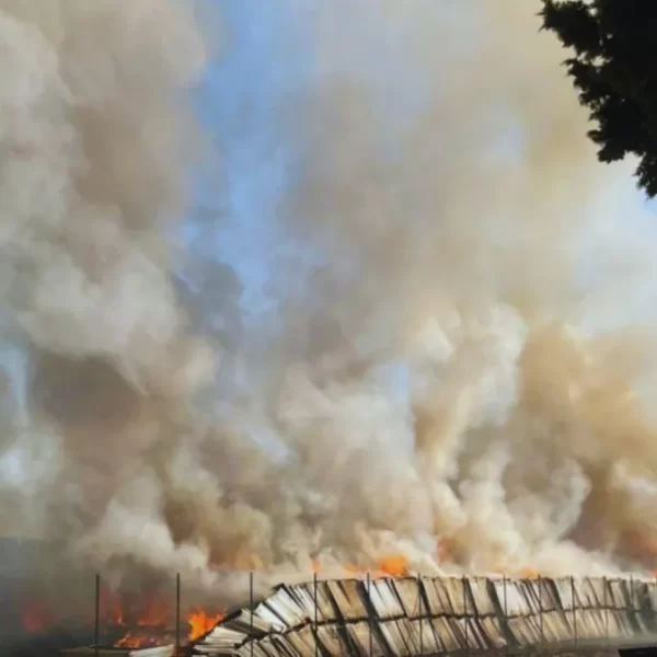 Castelfranco di Sotto, incendio di pannelli fotovoltaici: chiudete le finestre