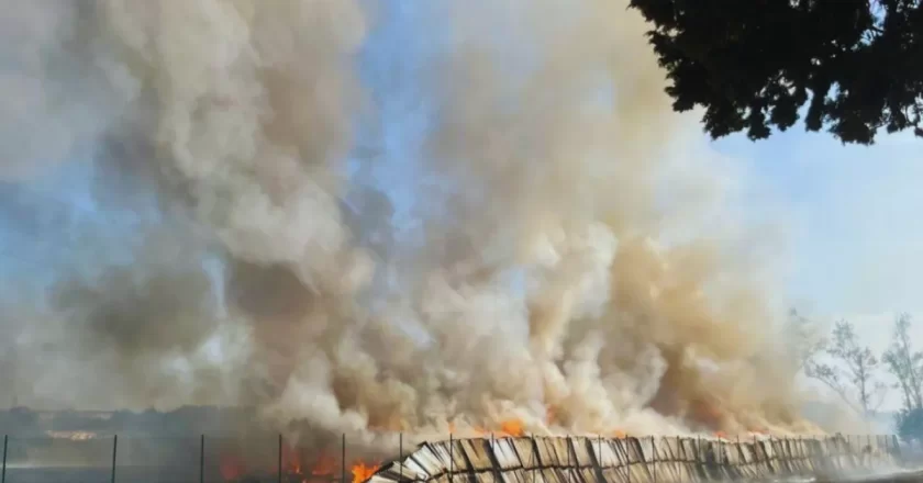 Castelfranco di Sotto, incendio di pannelli fotovoltaici: chiudete le finestre