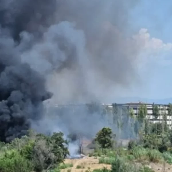 Incendio al Prenestino a Roma, nube di fumo nero: chiusa via Teano