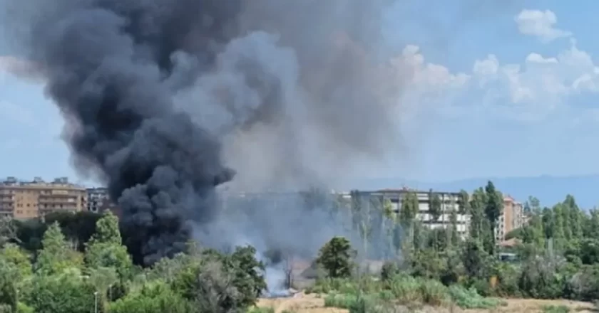 Incendio al Prenestino a Roma, nube di fumo nero: chiusa via Teano