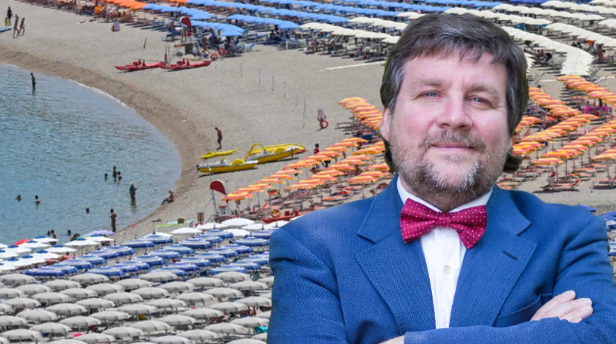 Una spiaggia italiana affollata durante un'ondata di caldo estivo