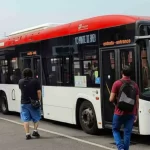 Ubriaco minaccia i passeggeri del bus con una bottiglia rotta, l’autista lo blocca con un pugno