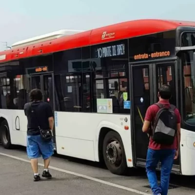 Ubriaco minaccia i passeggeri del bus con una bottiglia rotta, l’autista lo blocca con un pugno