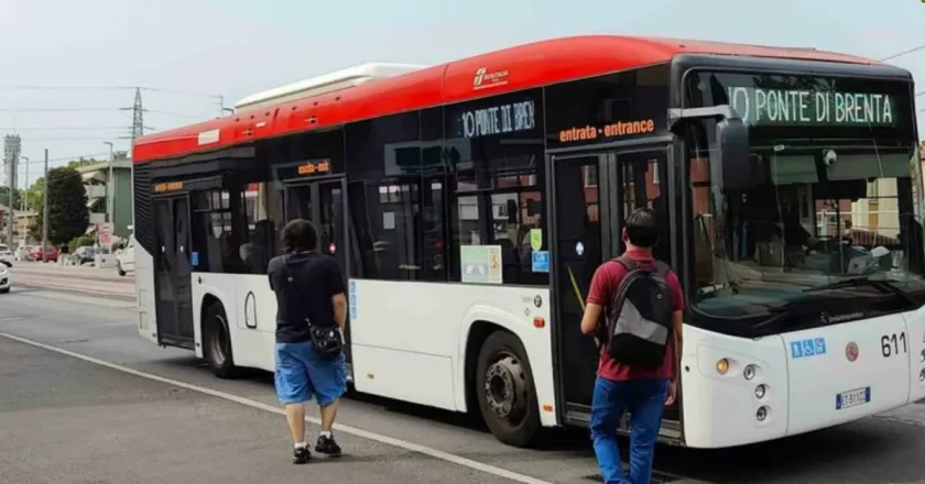 Ubriaco minaccia i passeggeri del bus con una bottiglia rotta, l’autista lo blocca con un pugno