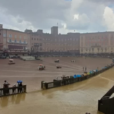 Palio di Siena a rischio rinvio: pioggia sul tufo di Piazza del Campo