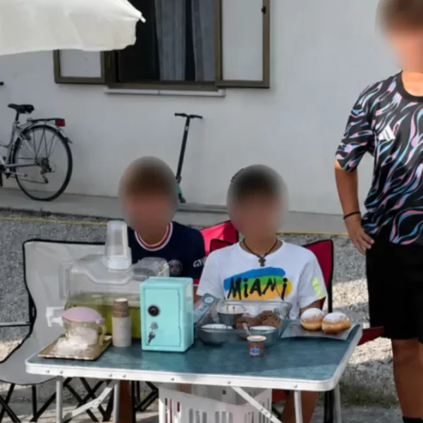 Pradamano, tre 13enni vendono limonata ai passanti: la polizia locale a casa di uno di loro. Parla il Comune