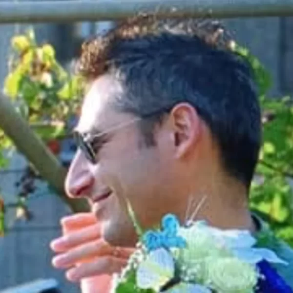 Stefano Giannachi trovato senza vita nel giardino di casa ad Azzano Decimo: aveva 39 anni