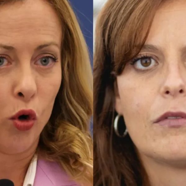 “Mentre Meloni è sul palco…”. Ilaria Salis, gesto sconcertante: l’hanno visto tutti