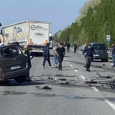 Incidente mortale in autostrada: tir piomba sulle auto ferme. Una tragedia
