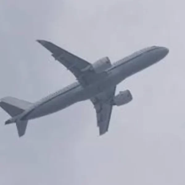 Falso allarme all’aeroporto: aereo Flydubai segnala dirottamento, decollano i caccia israeliani. Cos’è successo davvero