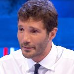 “Costretto allo stop”. Stefano De Martino si ferma: la decisione della Rai