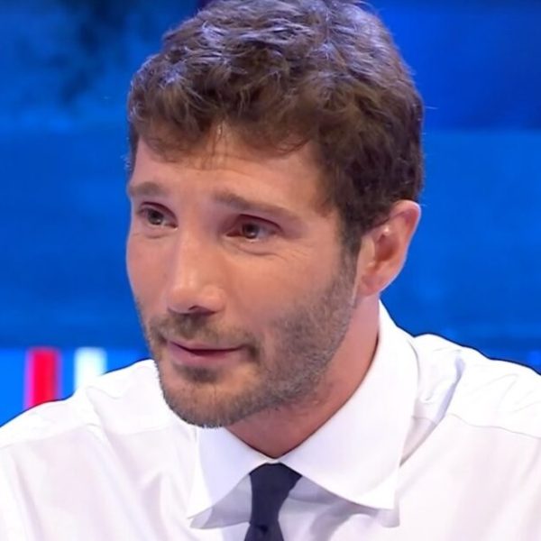 “Costretto allo stop”. Stefano De Martino si ferma: la decisione della Rai