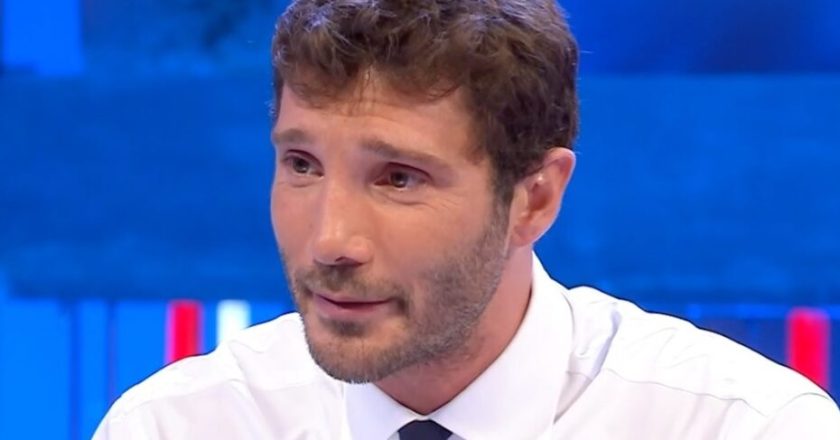 “Costretto allo stop”. Stefano De Martino si ferma: la decisione della Rai
