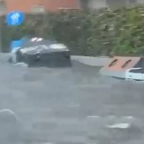Violenta bomba d’acqua su Roma, città in tilt: allagamenti da Ponte Milvio a Prati Fiscali. Evacuato un asilo