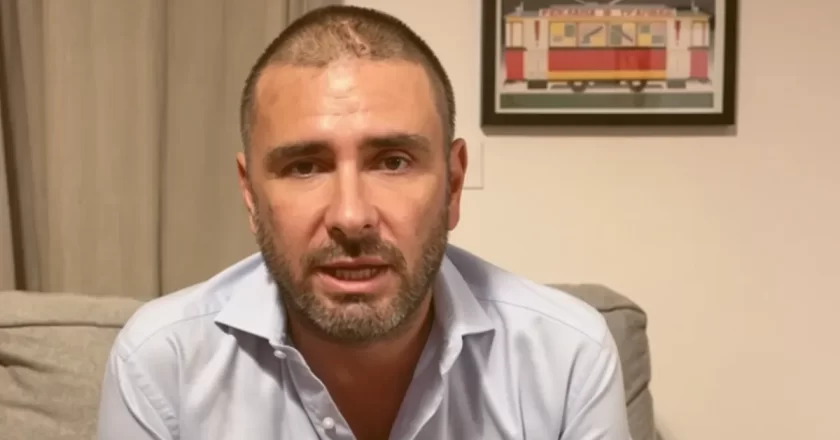 Alessandro Di Battista saluta DiMartedì dopo il malore a Cuba: “Tornerò prestissimo, mi sento meglio ogni giorno”