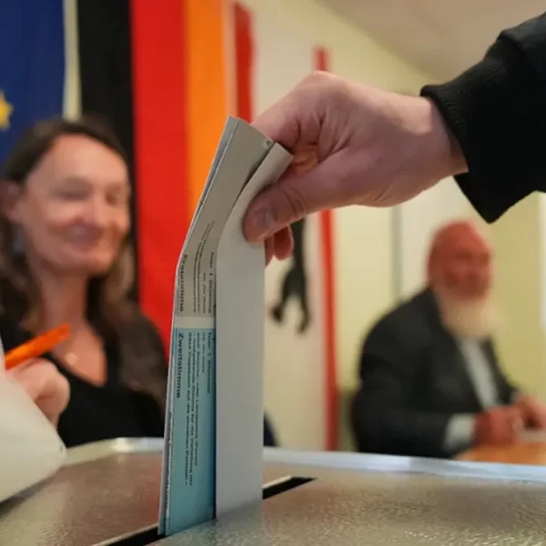 Elezioni regionali in Germania, gli exit poll: AfD prima in Meclemburgo, Linke davanti a Berlino. Merz: «Un disastro, ma vado avanti»