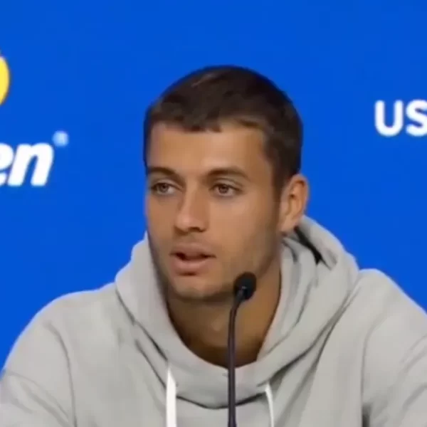 Cobolli eliminato agli US Open al terzo turno e il tema del rumore a New York: «Per noi è davvero dura giocare»
