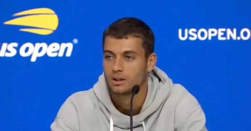Cobolli eliminato agli US Open al terzo turno e il tema del rumore a New York: «Per noi è davvero dura giocare»