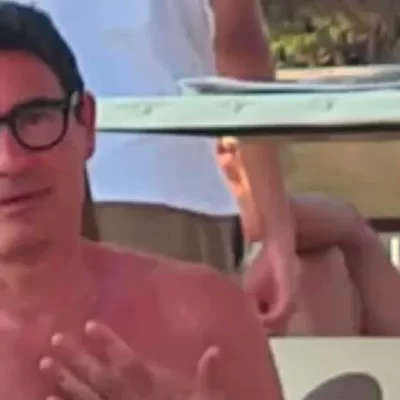 Nicola Fratoianni in vacanza in un lido esclusivo del Salento: la foto scatena la polemica sui social