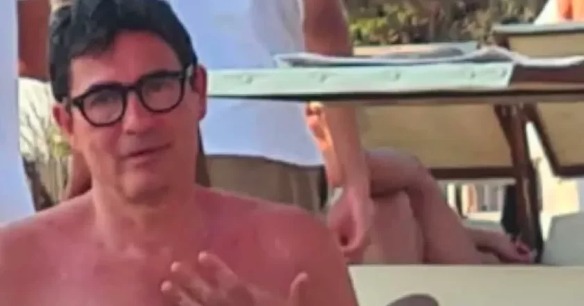 Nicola Fratoianni in vacanza in un lido esclusivo del Salento: la foto scatena la polemica sui social
