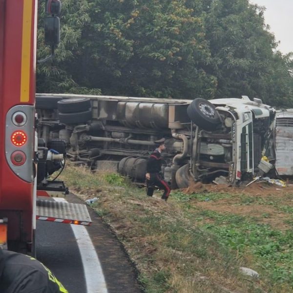 Tragedia in Italia, tremendo scontro tra due camion. Bilancio gravissimo