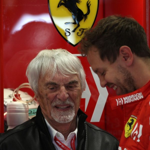 Bernie Ecclestone arrestato a 95 anni in Portogallo con un fucile nel bagaglio