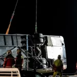 Svizzera, si ribalta un bus turistico con 48 passeggeri a bordo: diversi morti e numerosi feriti nei Grigioni