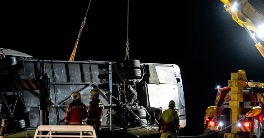 Svizzera, si ribalta un bus turistico con 48 passeggeri a bordo: diversi morti e numerosi feriti nei Grigioni