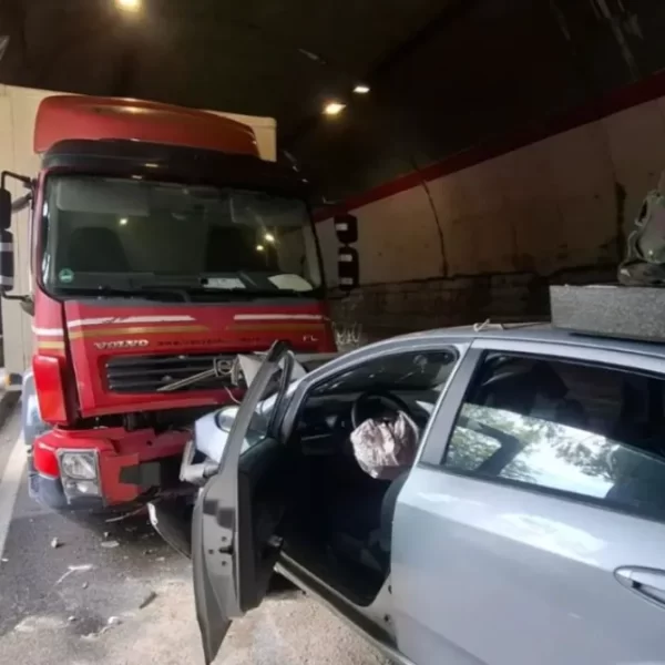 Scontro frontale in galleria sulla 237 del Caffaro: tre feriti, un ragazzino trasportato in elicottero al Pediatrico