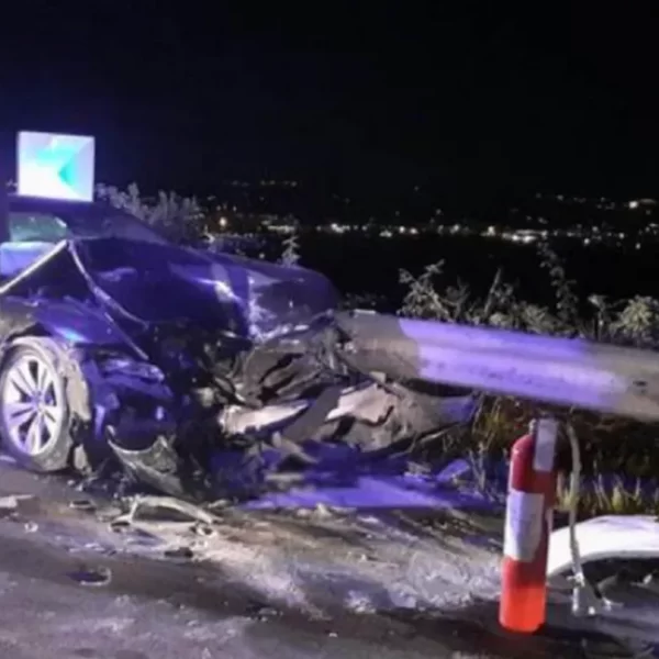 Schianto violentissimo nella notte, tutti giovani: 17enne muore dopo l’incidente