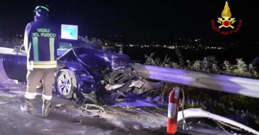 Schianto violentissimo nella notte, tutti giovani: 17enne muore dopo l’incidente