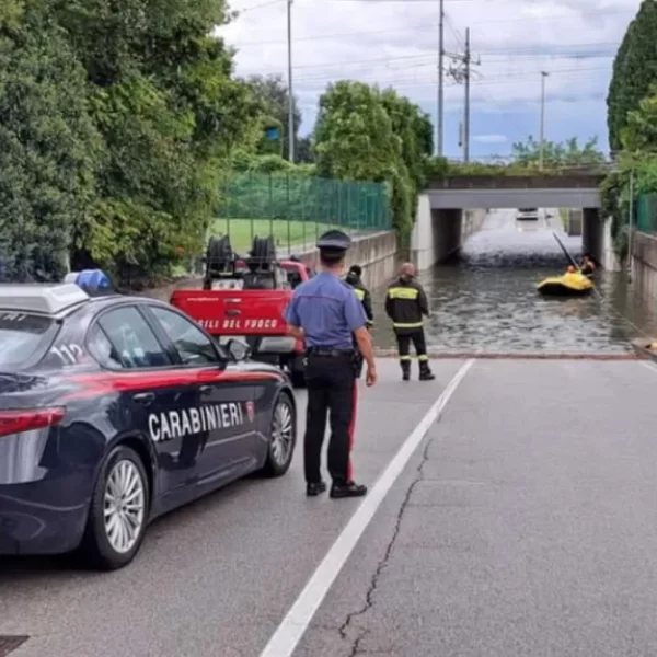 Maltempo al Centro-Nord, donna muore in un sottopasso allagato a Latisana: frana in Valtellina, 45 evacuati