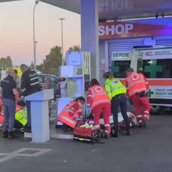 Paura a Reggio Emilia, aggredisce una donna con un cacciavite e investe due persone: 26enne arrestato