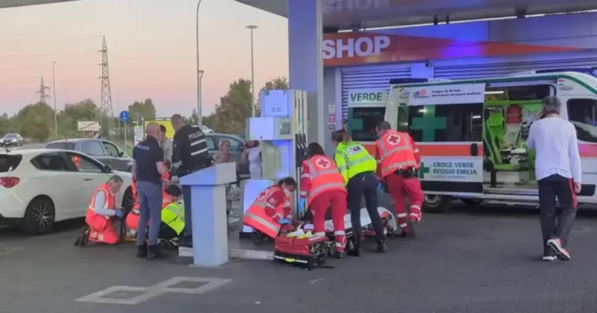 Paura a Reggio Emilia, aggredisce una donna con un cacciavite e investe due persone: 26enne arrestato